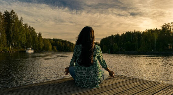 Mindfulness Meditation vs. Hypnosis: Understanding the Differences